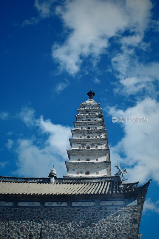 云南大理鸡足山景区塔楼与中式屋檐景观