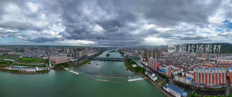 雨后云层下的城市建筑航拍全景图