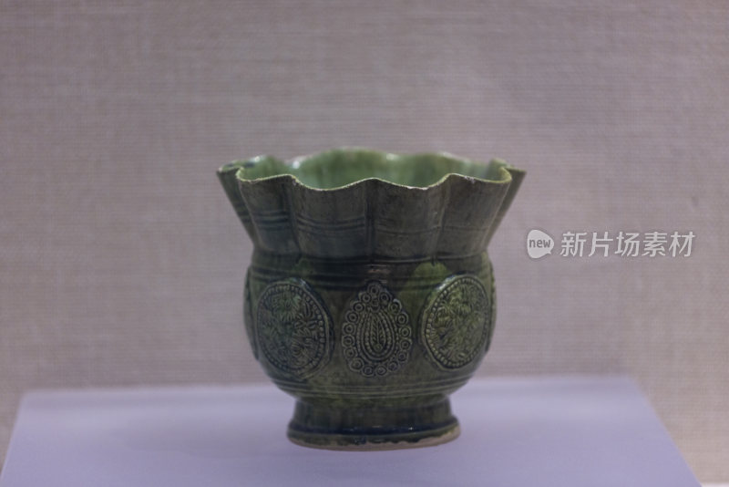 河南博物馆文物辽代绿釉荷叶口瓷