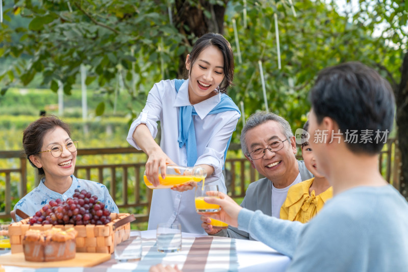 全家人在野餐