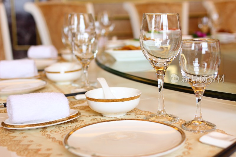 餐厅餐桌餐具酒杯布置