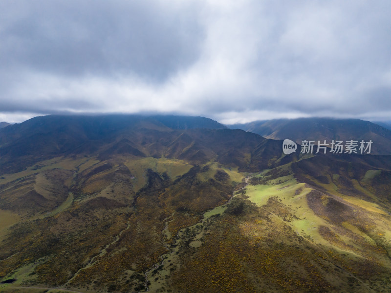 西北祁连山蓝天白云航拍图