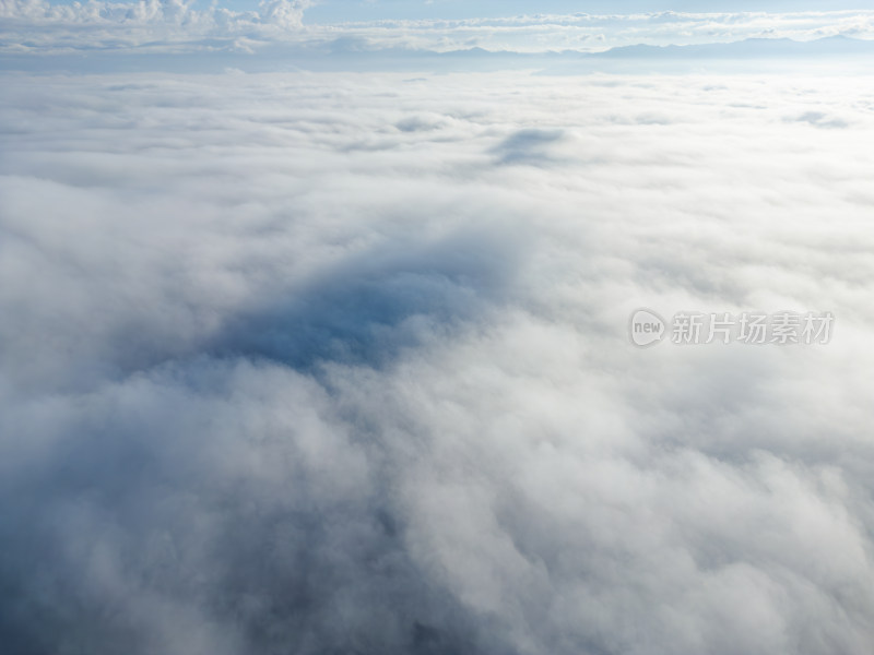 高空俯瞰壮观云海景象