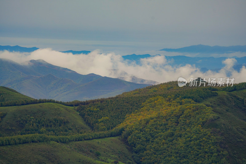 云雾缭绕的山间自然风景