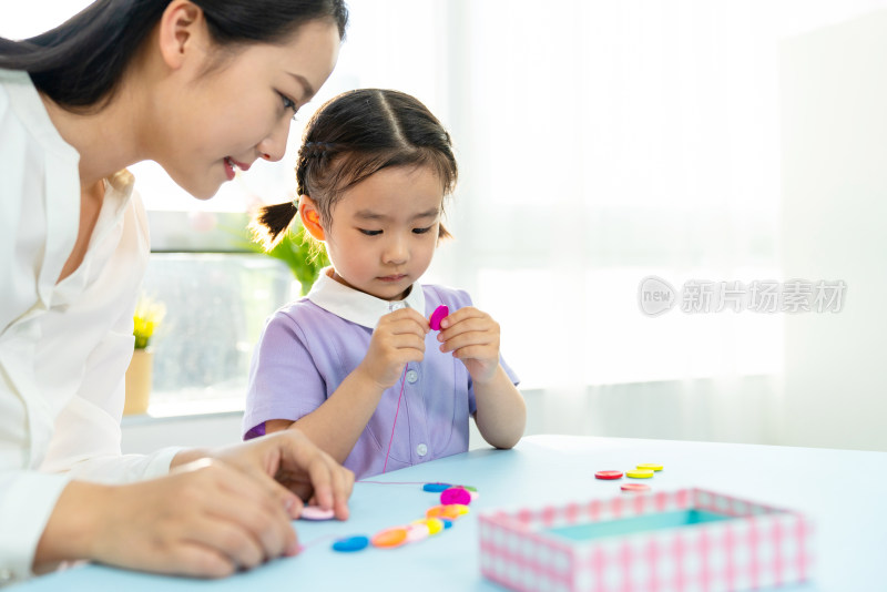 年轻女老师给小朋友上手工课