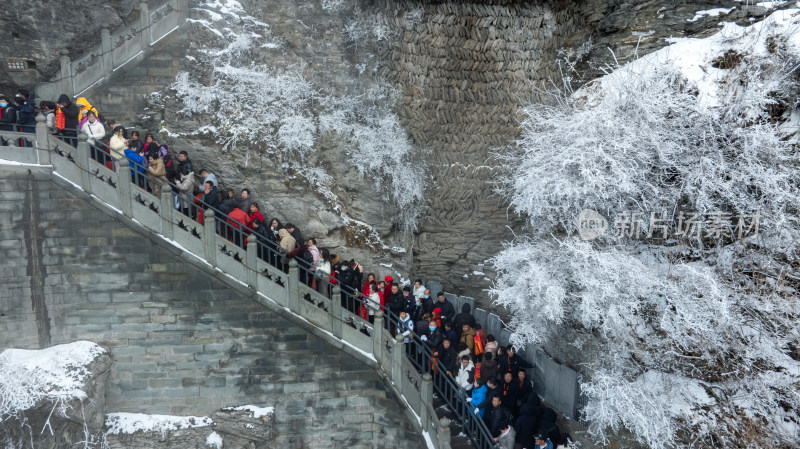 武当山金顶雪后游客排队上山游览