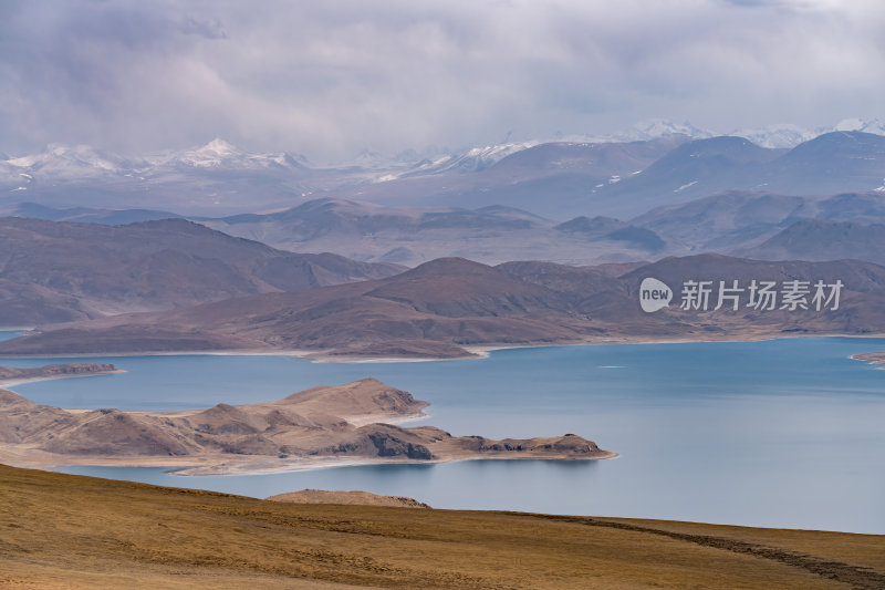 西藏山南羊卓雍措圣湖神湖蓝色藏地圣湖雪山