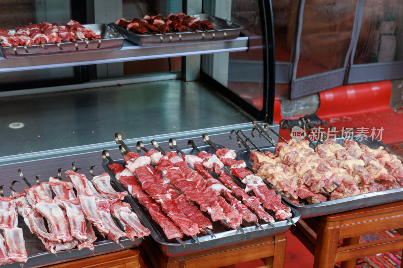 新疆乌鲁木齐街头摆满新鲜生肉串的肉铺场景