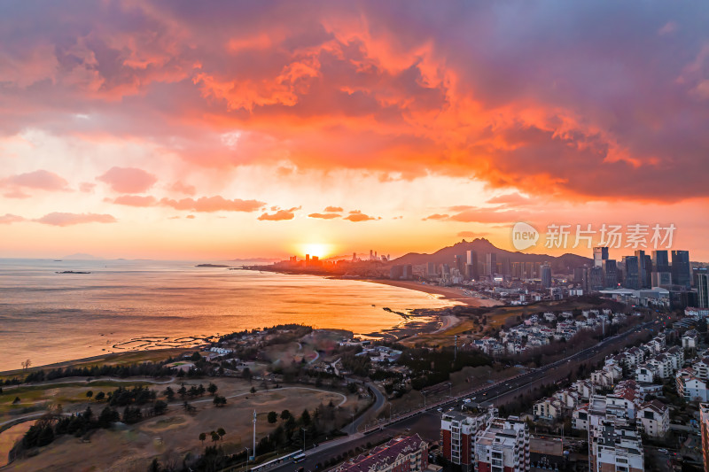 青岛海边城市的绚丽日落全景