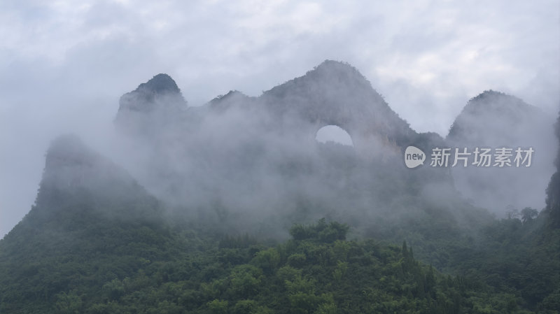 云雾缭绕的桂林群峰