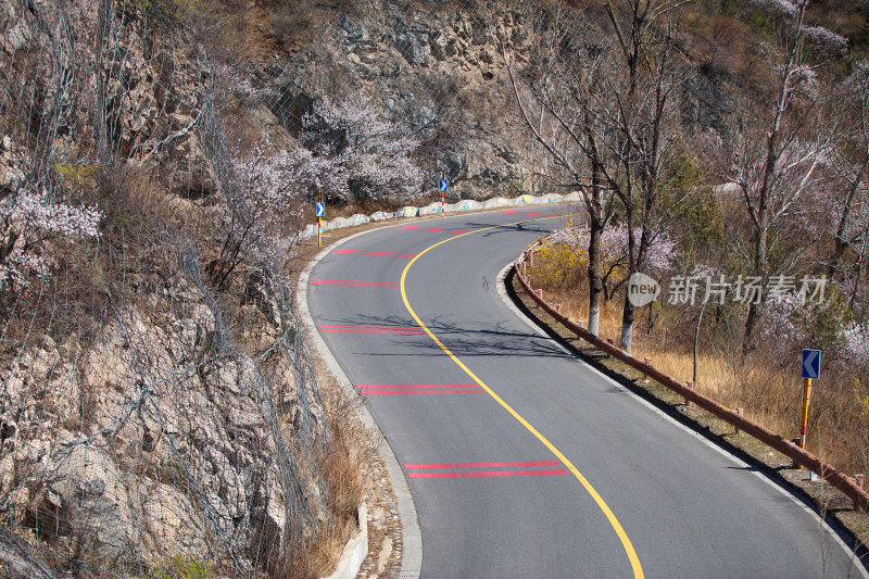 北京昌平网红公路昌赤路在春天