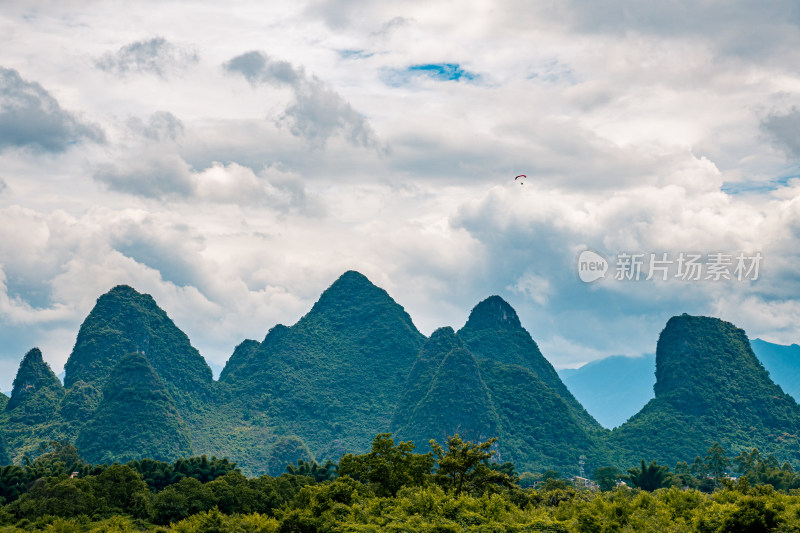 夏天的广西桂林山水甲天下，喀斯特地貌