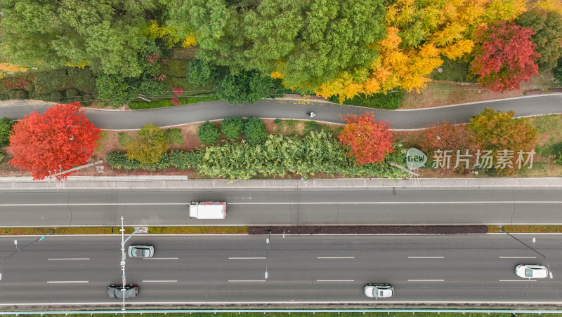 航拍昆山道路上的秋冬景色