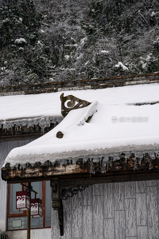 四川眉山瓦屋山景区冬日雪景山间小屋