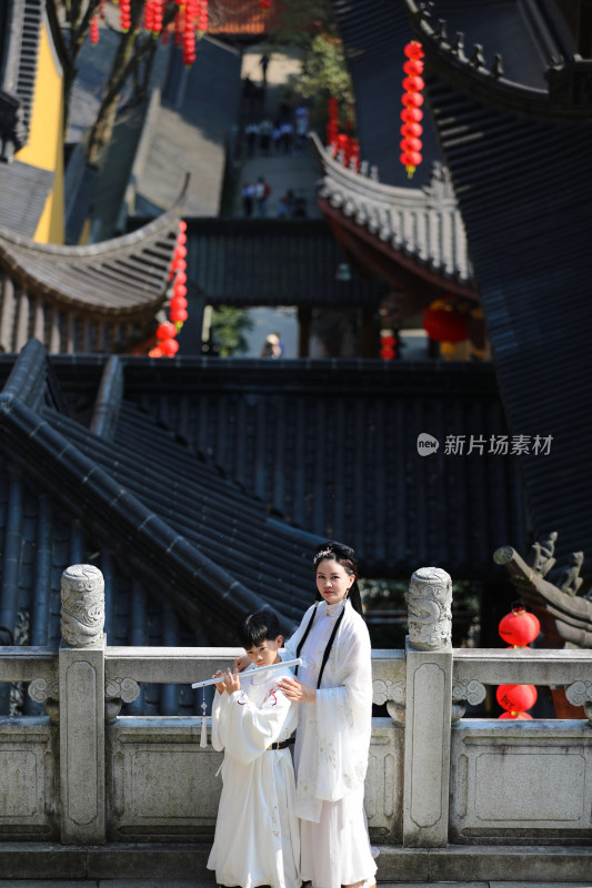 中国杭州上天竺法喜寺穿汉服的母子肖像