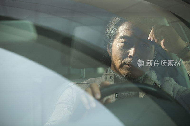 商务男士驾驶汽车