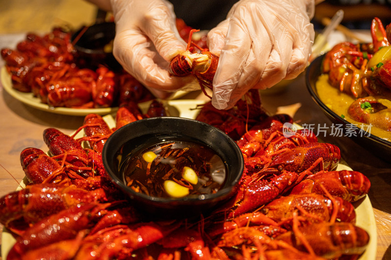 夏季在夜市上吃麻辣小龙虾