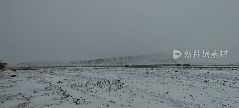 雪雾下的雪山