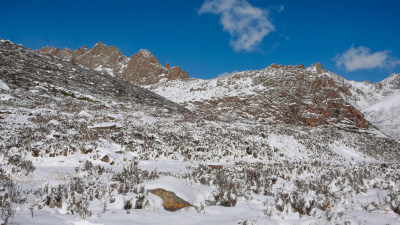 白雪皑皑的群山映衬着天空