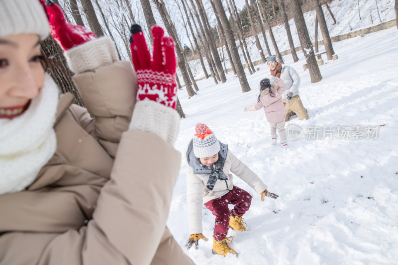 雪地里打雪仗的一家人