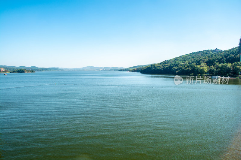 湖面上行驶的观光游船