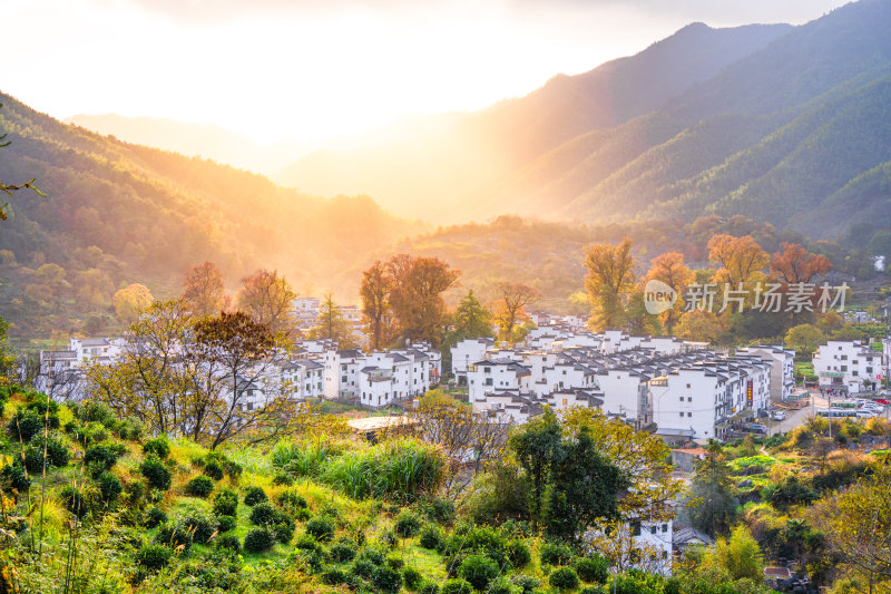 航拍江西婺源石城徽派建筑秋色枫叶村庄日出