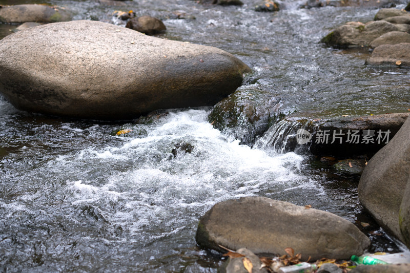 清澈的水流在北京山区