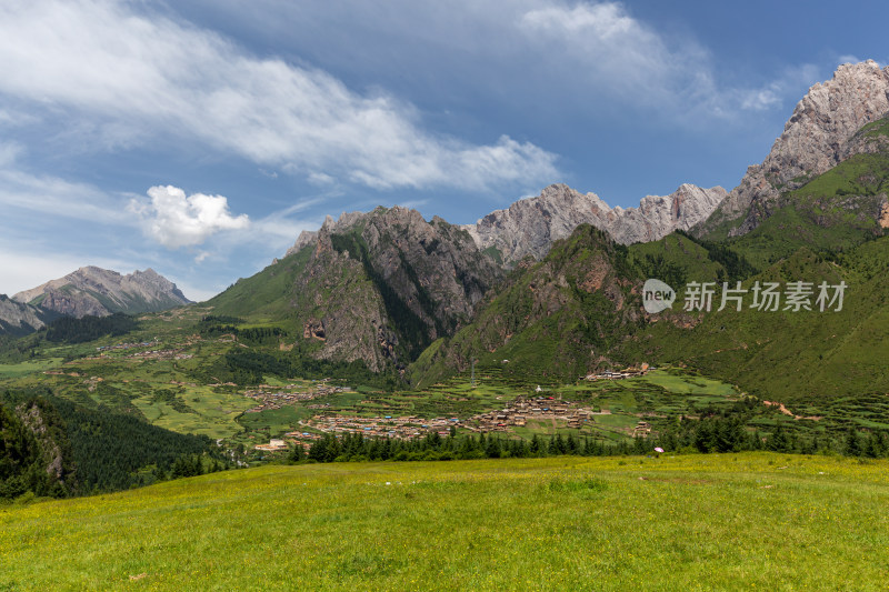 云雾缭绕下的草原山峰