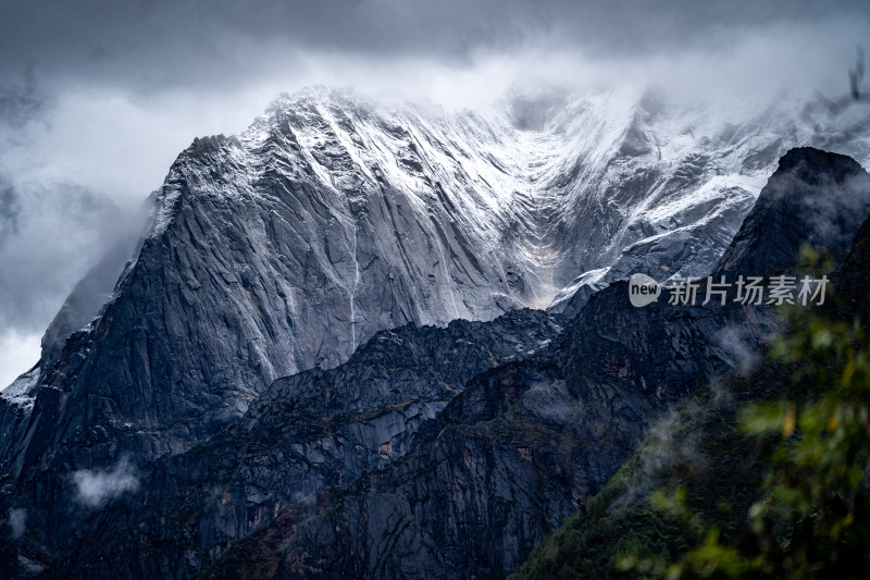 四川阿坝藏族羌族自治州四姑娘雪山风貌