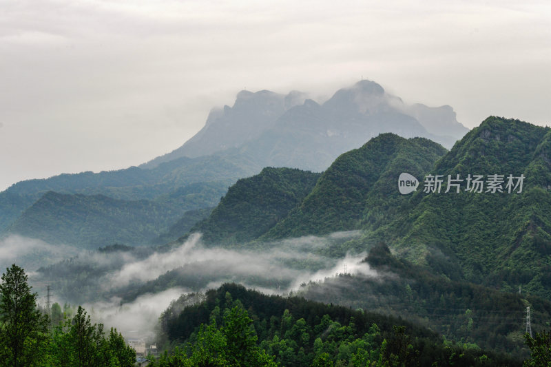 重庆酉阳：晨雾细雨美青山