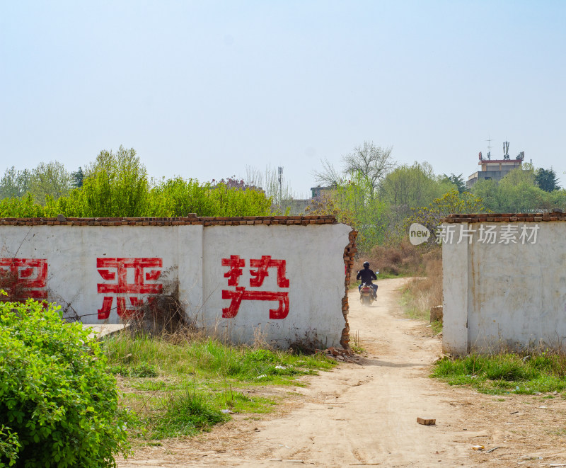 路上一面墙有一个缺口，摩托车绝尘而去