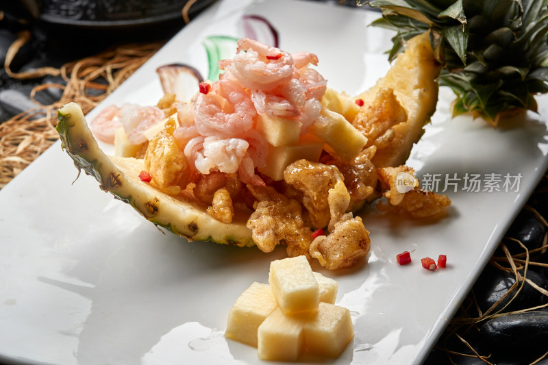 白色瓷盘装的鲜菠萝虾仁咕咾肉