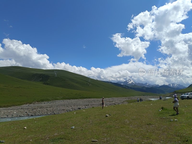 草原山谷游人漫步风景