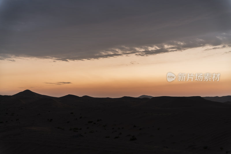 沙漠中的壮丽日落景观