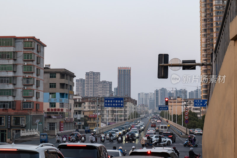 城市高架桥晚高峰交通