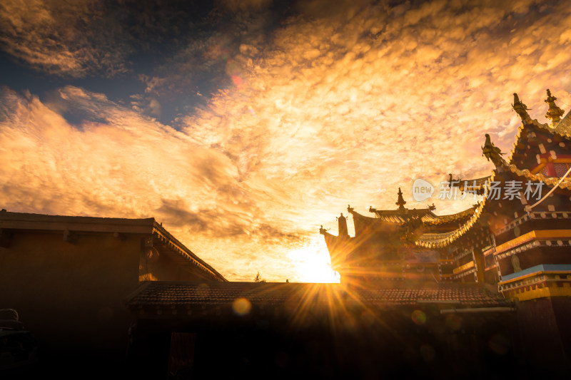 日落天空下的寺院