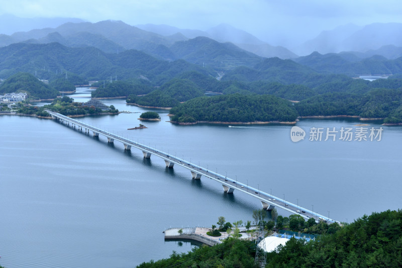 天屿山顶俯视千岛湖大桥，千岛湖自然风光