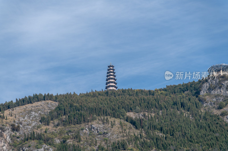 山顶宝塔远眺