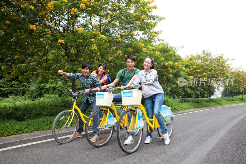 年轻大学生在校园里骑车