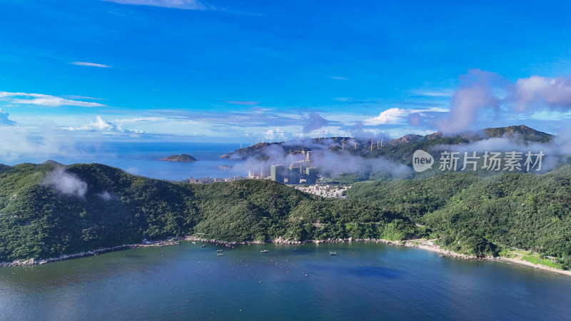 海上岛屿清晨云雾缭绕云海航拍图