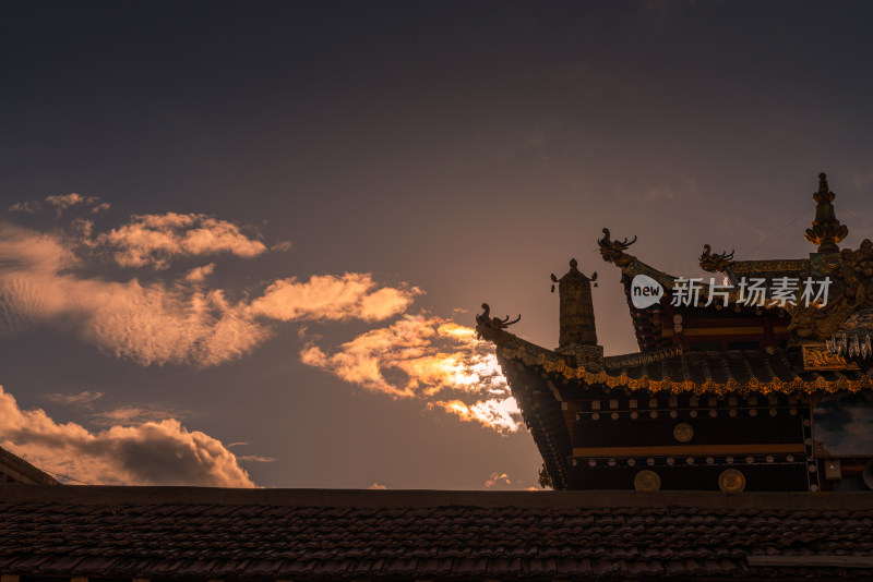 日落天空下的寺院