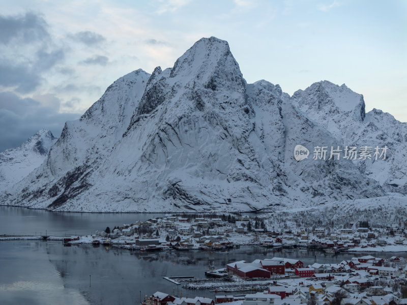 挪威罗弗敦群岛北极圈雷纳冬季雪景高空航拍