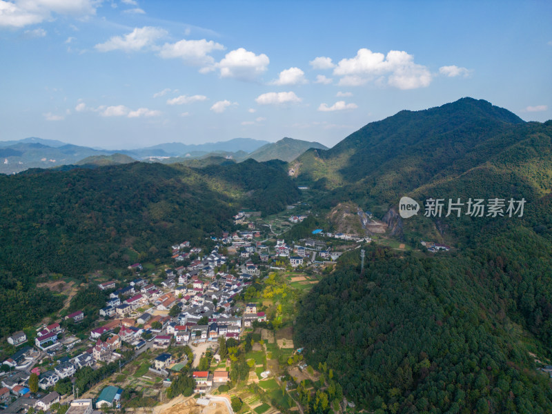 航拍蓝天白云下的青山河流稻田乡村风光