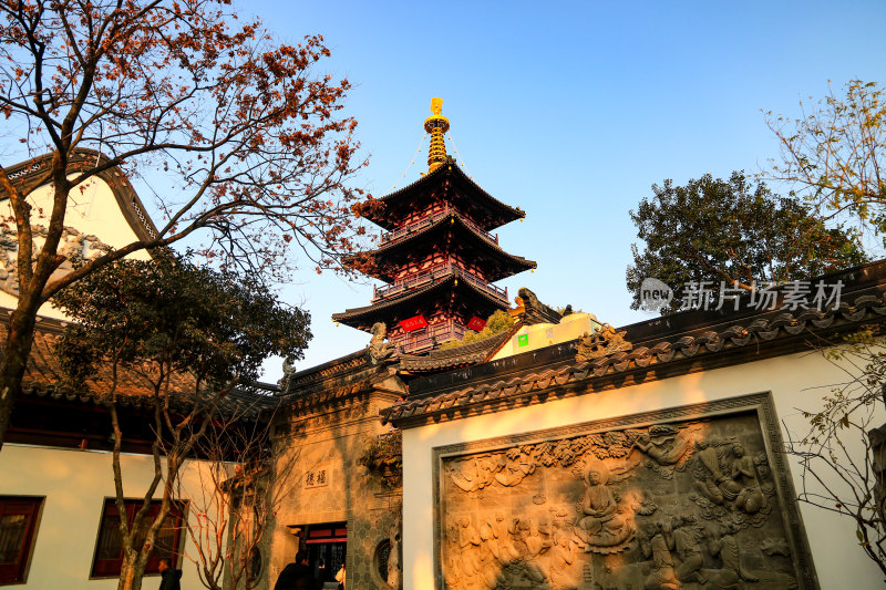 晴空下的苏州寒山寺普明宝塔