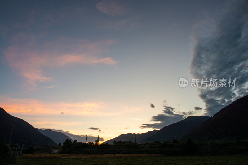 夕阳西下山峦风景