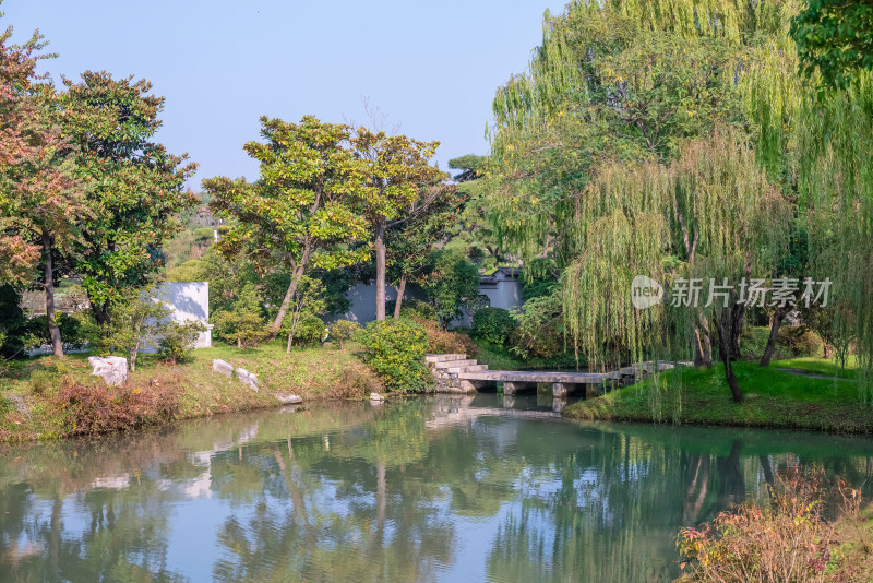 晴朗的午后，扬州瘦西湖江南园林风景