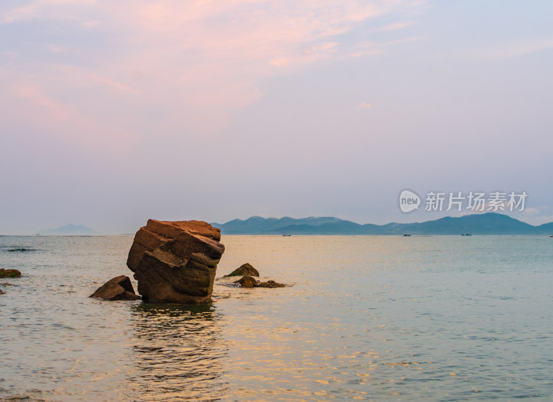 山东青岛太平角公园，夕阳中海上的巨石