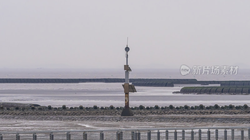 海边的一处防波堤及监测装置