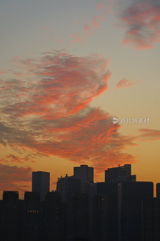 佛山新城，城市建筑在绚丽晚霞下的剪影