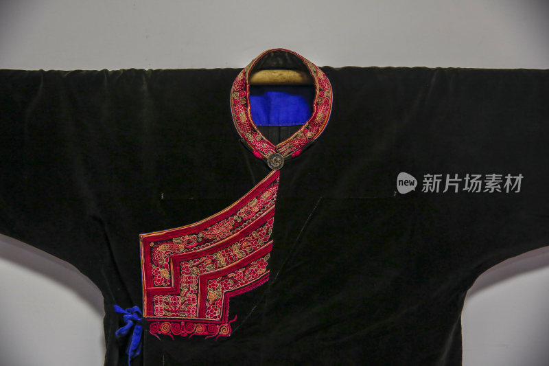 畲族传统服装和饰品